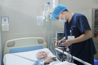 Khu cách ly Bệnh viện Thanh Nhàn: Số ca Covid-19 tăng trở lại, cả trẻ em và người già