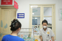 Khu cách ly Bệnh viện Thanh Nhàn: Số ca Covid-19 tăng trở lại, cả trẻ em và người già