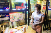 Hàng quán thực hiện nghiêm biện pháp phòng, chống dịch Covid-19