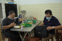 Hàng quán thực hiện nghiêm biện pháp phòng, chống dịch Covid-19