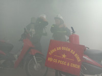 Nhanh chóng tìm kiếm cứu nạn người mắc kẹt trong tình huống cháy giả định ở làng Ngọc Hà
