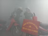 Nhanh chóng tìm kiếm cứu nạn người mắc kẹt trong tình huống cháy giả định ở làng Ngọc Hà