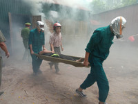 Nhanh chóng tìm kiếm cứu nạn người mắc kẹt trong tình huống cháy giả định ở làng Ngọc Hà