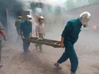 Nhanh chóng tìm kiếm cứu nạn người mắc kẹt trong tình huống cháy giả định ở làng Ngọc Hà