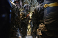 Tai nạn hy hữu: Mỹ giải cứu 87 lính dù 