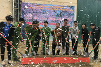 Những người lính cứu hỏa mang hơi ấm đến vùng cao