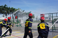 Cuộc thử sức giữa nắng nóng 40 độ C của những người lính cứu hỏa