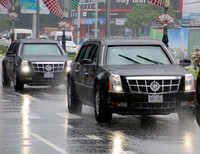 Đoàn siêu xe của Tổng thống Mỹ lăn bánh trong mưa trên đường phố Đà Nẵng