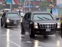 Đoàn siêu xe của Tổng thống Mỹ lăn bánh trong mưa trên đường phố Đà Nẵng