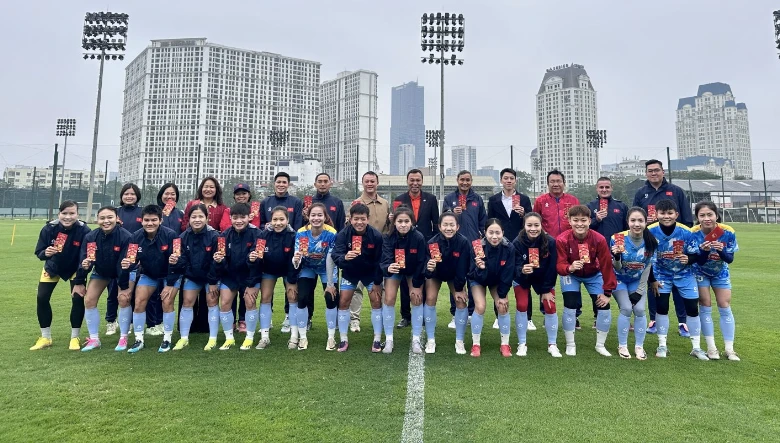 Các "cô gái vàng" vui vẻ nhận lì xì, hứng khởi tập luyện săn vé World Cup