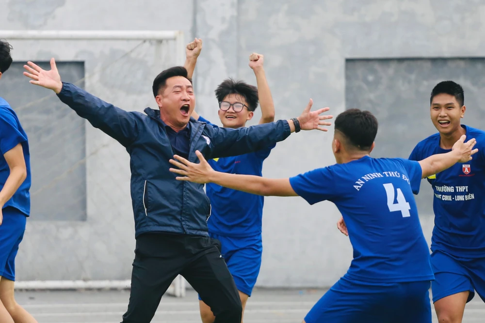 Hai phút ghi 2 bàn, THPT Marie Curie LB chiến thắng đầy cảm xúc