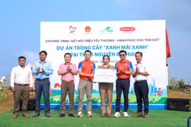 Trồng 6.000 cây xanh tại thảo nguyên Bùi Hui