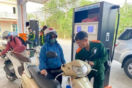 Xăng tăng hơn 2.000 đồng/lít, dầu hỏa tăng mạnh chưa từng có