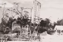 Cột điện 35kV dựng tạm bằng thang tre tại Yên Viên tháng 12/1966