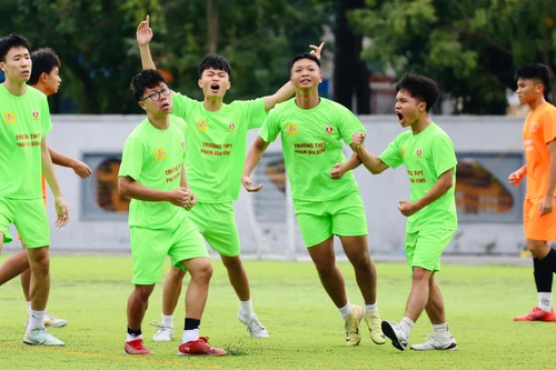 Chiến thắng 3 'sao' đưa THPT Phạm Văn Đồng vào bán kết