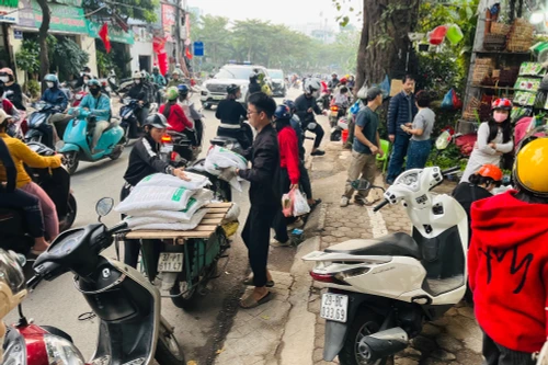 Lấn chiếm vỉa hè, lòng đường trên phố Hoàng Hoa Thám giáp ranh 2 phường ở Hà Nội