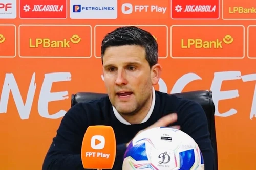 Đập bàn mắng trọng tài, HLV trưởng CLB Ninh Bình nhận án kỷ luật