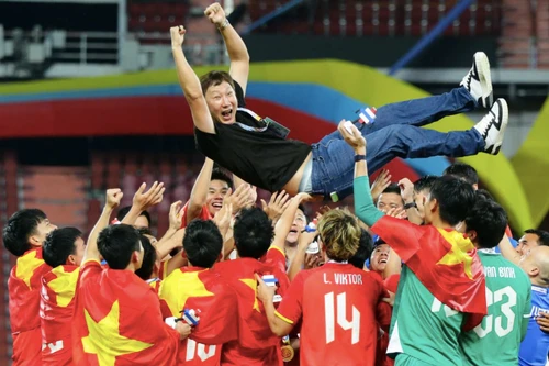 HLV Kim Sang-sik lập 2 kỳ tích chưa từng có