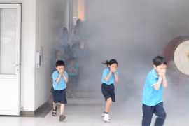 Các em học sinh được thực hành tham gia thoát nạn trong môi trường có nhiều khói và khí độc