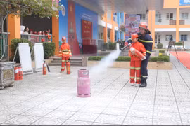Trang bị kỹ năng PCCC cho hơn 900 học sinh Trường Tiểu học Lý Thường Kiệt