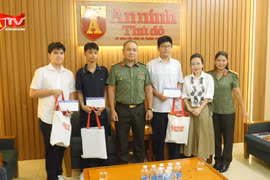 Trao hỗ trợ, tặng quà những người con đỡ đầu nhân dịp Trung thu