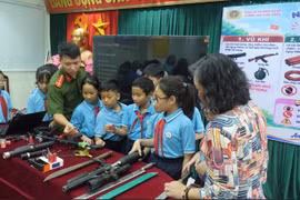 Tăng cường tuyên truyền pháp luật về vũ khí, pháo trong trường học