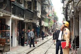 Công an Hà Nội quyết liệt xử lý vi phạm an toàn giao thông đường sắt