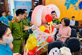 Ấm áp nụ cười trẻ thơ và nghĩa cử cao đẹp của Công an phường Hà Đông nhân ngày Quốc tế thiếu nhi
