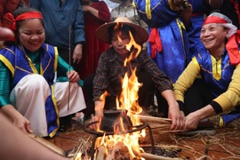 Xem người dân Hà Nội kéo lửa giữa mưa xuân, giữ hồn lễ hội làng Thị Cấm