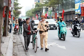 Trong gần 1 giờ đồng hồ, liên tiếp phát hiện 2 trường hợp điều khiển xe đạp vi phạm nồng độ cồn trên tuyến đường Tây Sơn