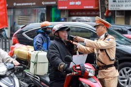 Cảnh sát giao thông Hà Nội xử lý vi phạm nồng độ cồn ‘xuyên’ Tết Dương lịch 2026