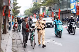 Trong gần 1 giờ đồng hồ, liên tiếp phát hiện 2 trường hợp điều khiển xe đạp vi phạm nồng độ cồn trên tuyến đường Tây Sơn