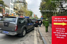 Công an phường Văn Miếu - Quốc Tử Giám xử lý tình trạng đỗ xe lấn chiếm lòng đường ở di tích