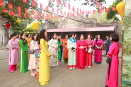 Phụ nữ Phòng Hồ sơ nghiệp vụ về nguồn, ôn truyền thống tại Đền thờ Hai Bà Trưng