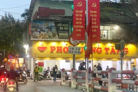 Khẩu hiệu che khuất biển báo, đèn tín hiệu tại cầu Khương Đình