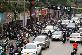 Tại phường Kim Liên: Lòng đường thành nơi để xe 