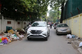 Ngang nhiên biến cửa di tích thành bãi đỗ xe: Thách thức kỷ cương đô thị tại phường Định Công