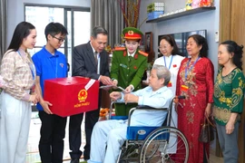 Những khoảnh khắc đẹp của Công an Hà Nội trong ngày bầu cử