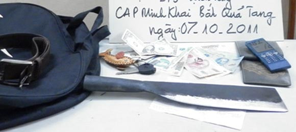 Táo tợn cầm dao phay cướp hiệu vàng ảnh 5