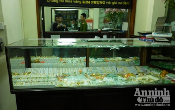 Táo tợn cầm dao phay cướp hiệu vàng ảnh 4