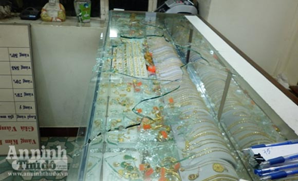 Táo tợn cầm dao phay cướp hiệu vàng ảnh 3