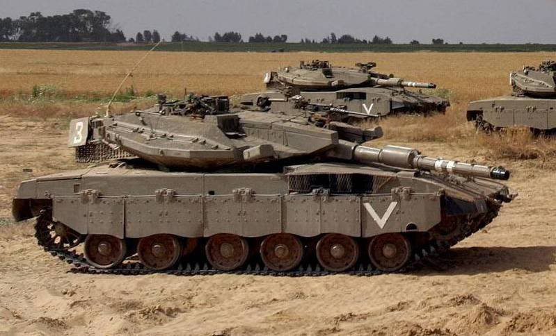 Israel biên chế dòng tăng chủ lực Merkava từ năm 1979, hai biến thể đang được sử dụng là Merkava III và Merkava IV với số lượng lần lượt là 780 và 360 chiếc. Merkava IV là biến thể hiện đại nhất, được trang bị nhiều công nghệ hiện đại với hệ thống phòng thủ chủ động Trophy giúp tăng khả năng sống sót trước các vũ khí chống tăng tối tân.