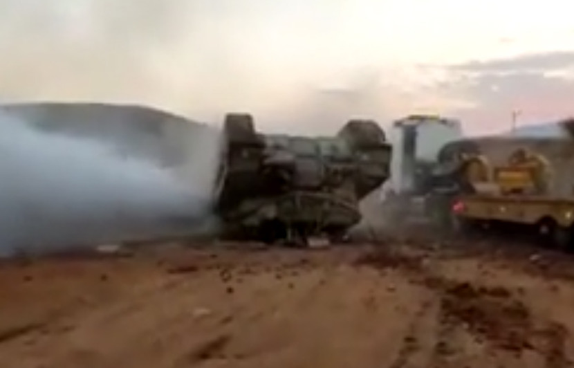 Hệ thống phòng cháy trên xe tăng hoạt động ngay sau sự cố, trong khi động cơ vẫn không ngừng gào rú.