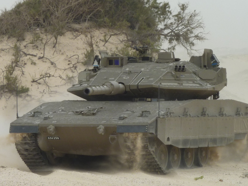 Merkava Mk-4 là biến thể mạnh nhất và mới nhất trong gia đình tăng Merkava Mk nổi tiếng. Những chiếc tăng Merkava IV được trang bị pháo 120mm, bắn được tất cả các loại đạn của NATO trong đó có đạn xuyên thoát vỏ có cánh ổn định APFSDS, đạn nổ lõm chống tăng đa năng HEAT-MP, pháo tăng còn có thể phóng tên lửa chống tăng nổi tiếng LAHAT qua nòng.