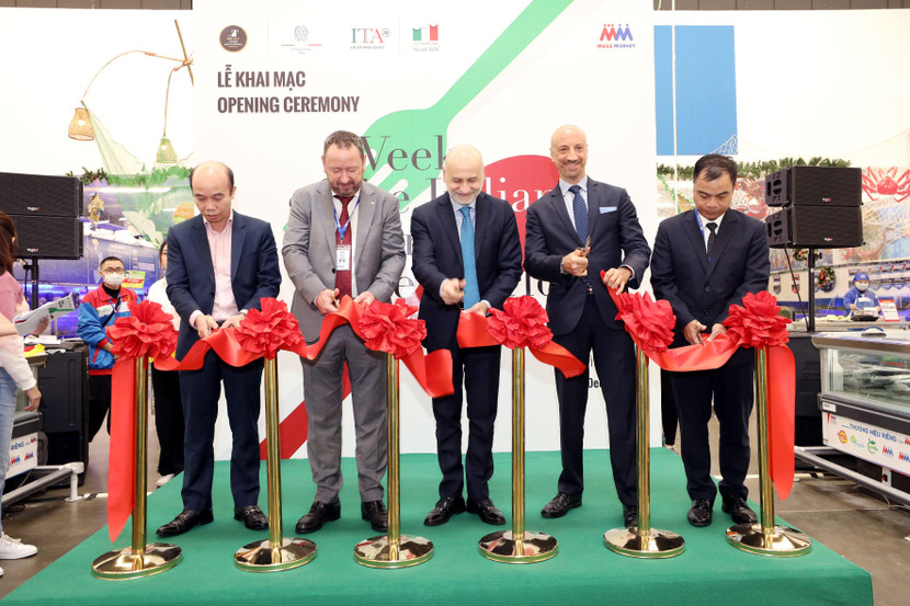 Cắt băng khai mạc “Tuần lễ Ẩm thực Ý” tại trung tâm MM Mega Market Thăng Long, Hà Nội