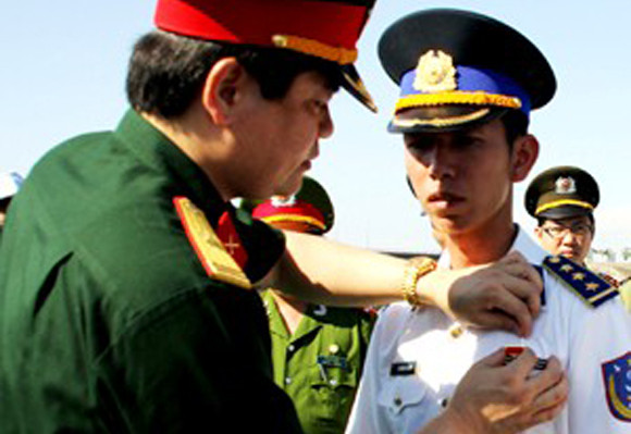 Thuyền trưởng tàu CSB4033 nhận huy hiệu "Tuổi trẻ dũng cảm" ảnh 1