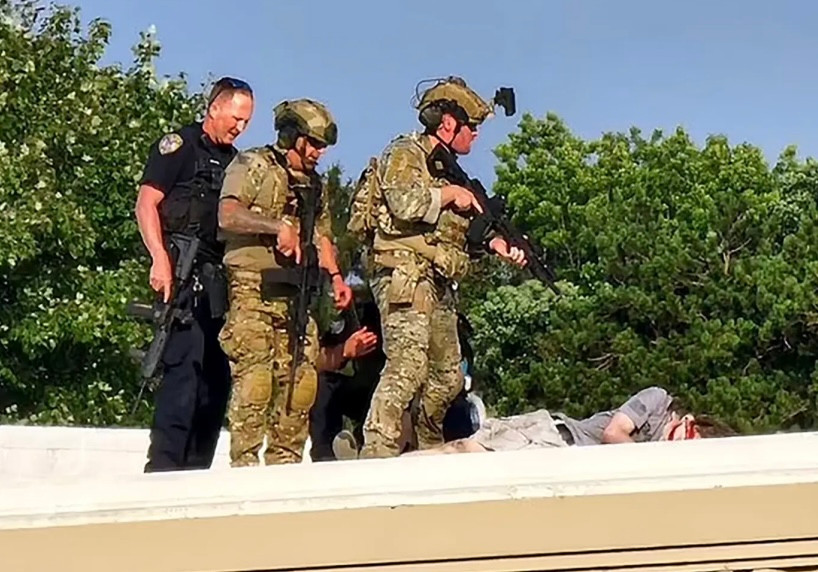 Hình ảnh được cho là nghi phạm bị bắn hạ trên mái nhà. Ảnh: NYPost