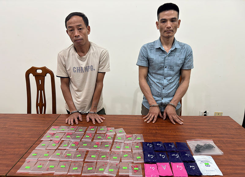 Lý và Bính cùng tang vật tại cơ quan công an (ảnh: CACC) Lý và Bính cùng tang vật tại cơ quan công an (ảnh: CACC)