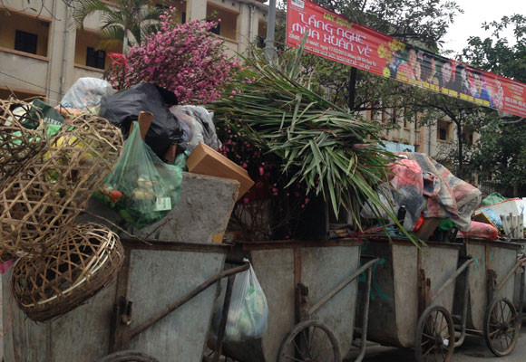 Xe chở rác ngập ngụa...hoa đào ảnh 10