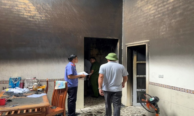 Cơ quan chức năng khám nghiệm hiện trường ngôi nhà bị cháy (VKS Quế Phong)